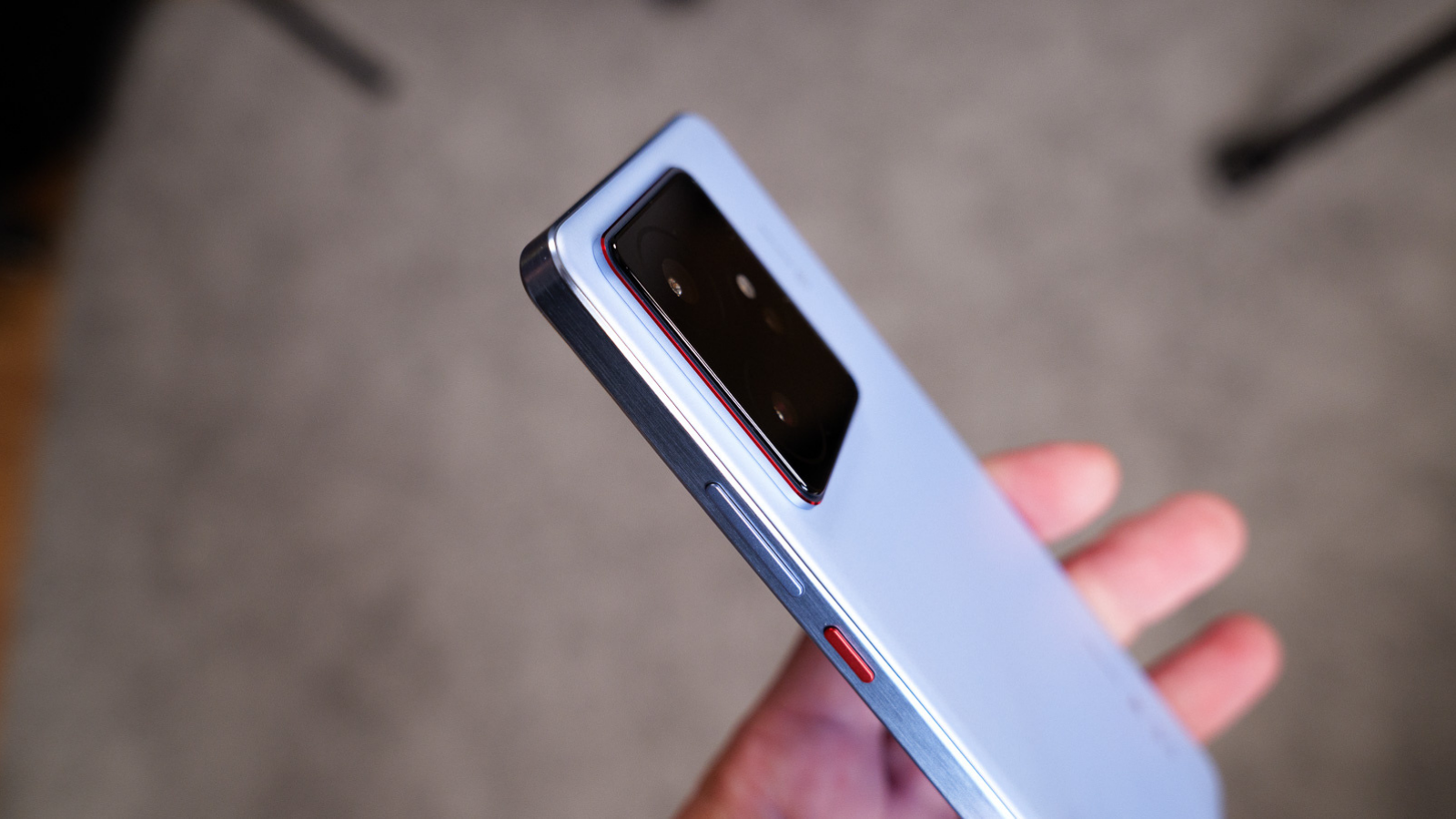 Adieu aux batteries externes : un smartphone de 10 000 mAh au design fin va bientôt révolutionner le marché
