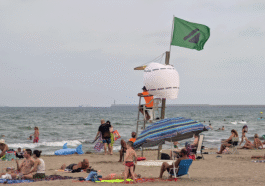 Que signifient les symboles sur les drapeaux des plages