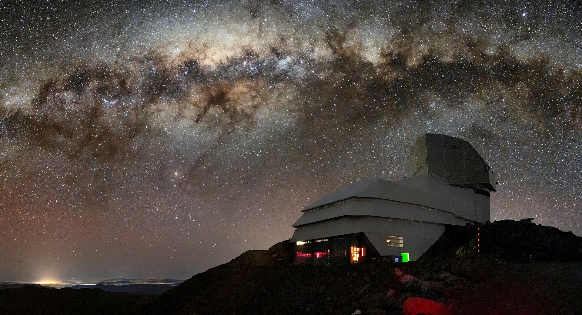 L’observatoire Vera Rubin sous la Voie Lactée. Crédit : Rubin Observatory/NSF/AURA/B. Quint