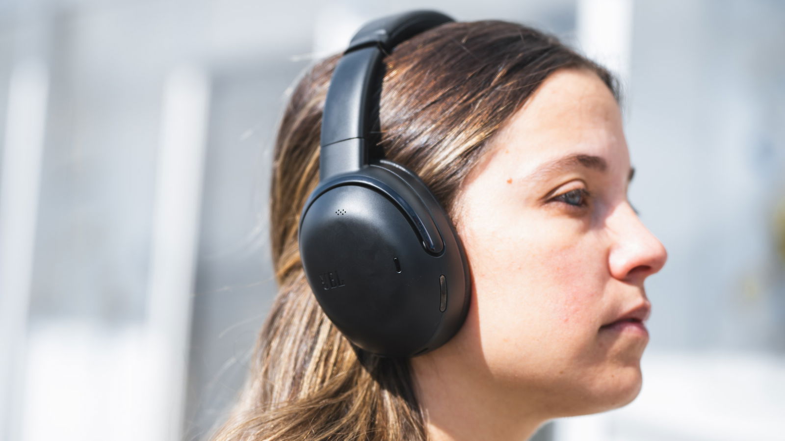Ces écouteurs JBL bloquent plus que le bruit et ont un atout qui les rend parfaits pour voyager