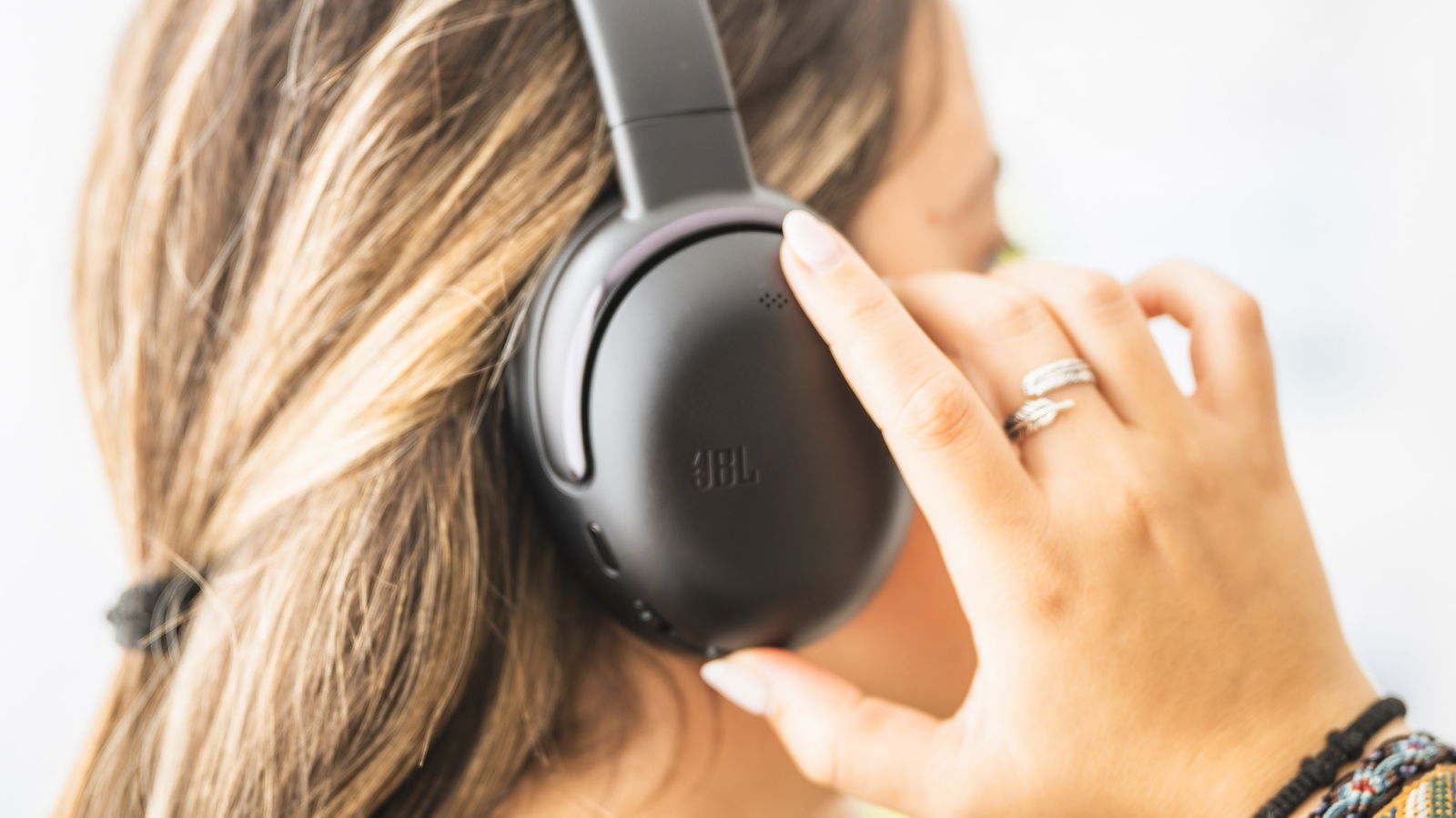 Ces écouteurs JBL bloquent plus que le bruit et ont un atout qui les rend parfaits pour voyager