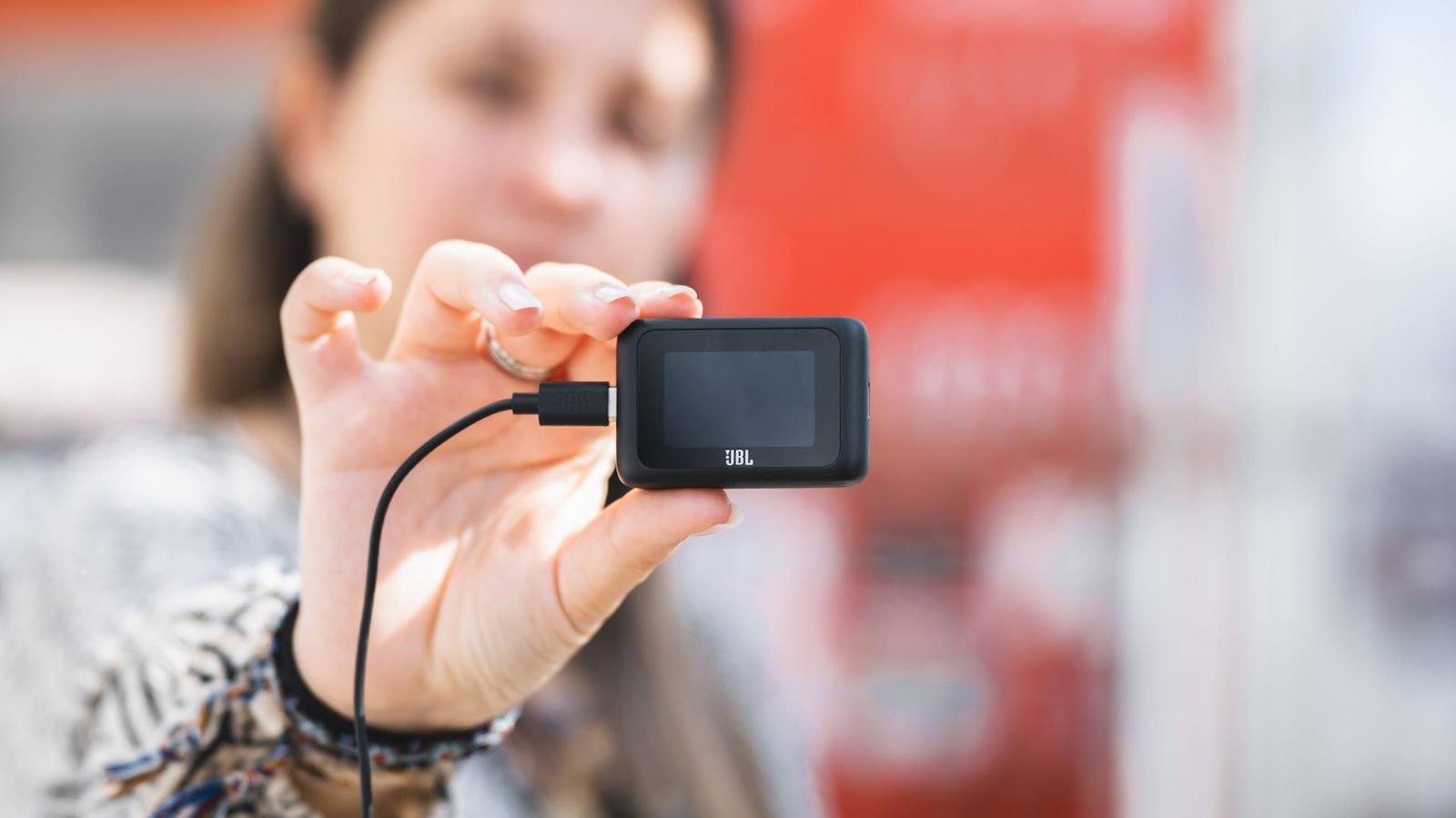 Ces écouteurs JBL bloquent plus que le bruit et ont un atout qui les rend parfaits pour voyager