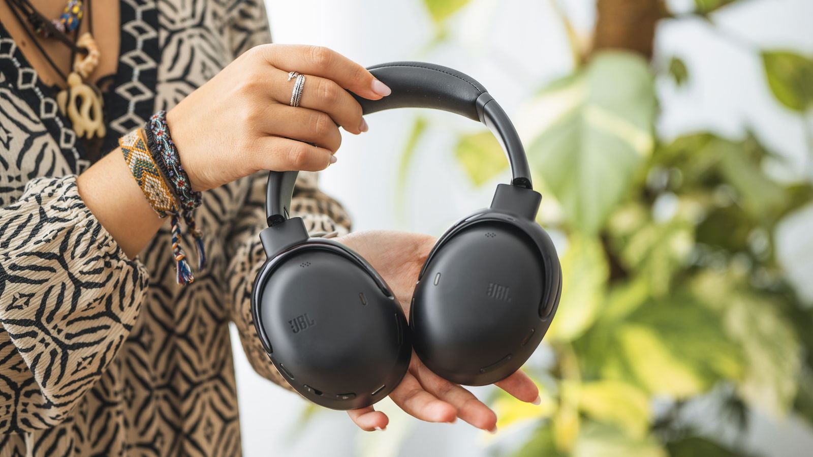 Ces écouteurs JBL bloquent plus que le bruit et ont un atout qui les rend parfaits pour voyager