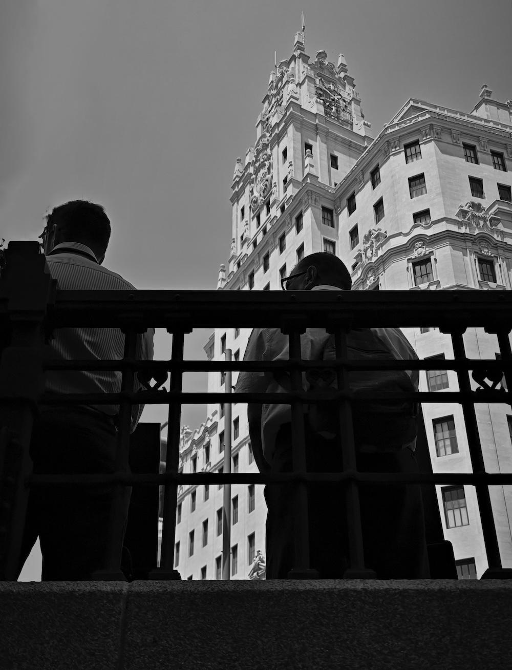 5 astuces PRO pour prendre des photos de voyage avec le Xiaomi 15 Ultra et son appareil photo exceptionnel 3 Deux personnes posant pour une photo en noir et blanc à Gran Vía