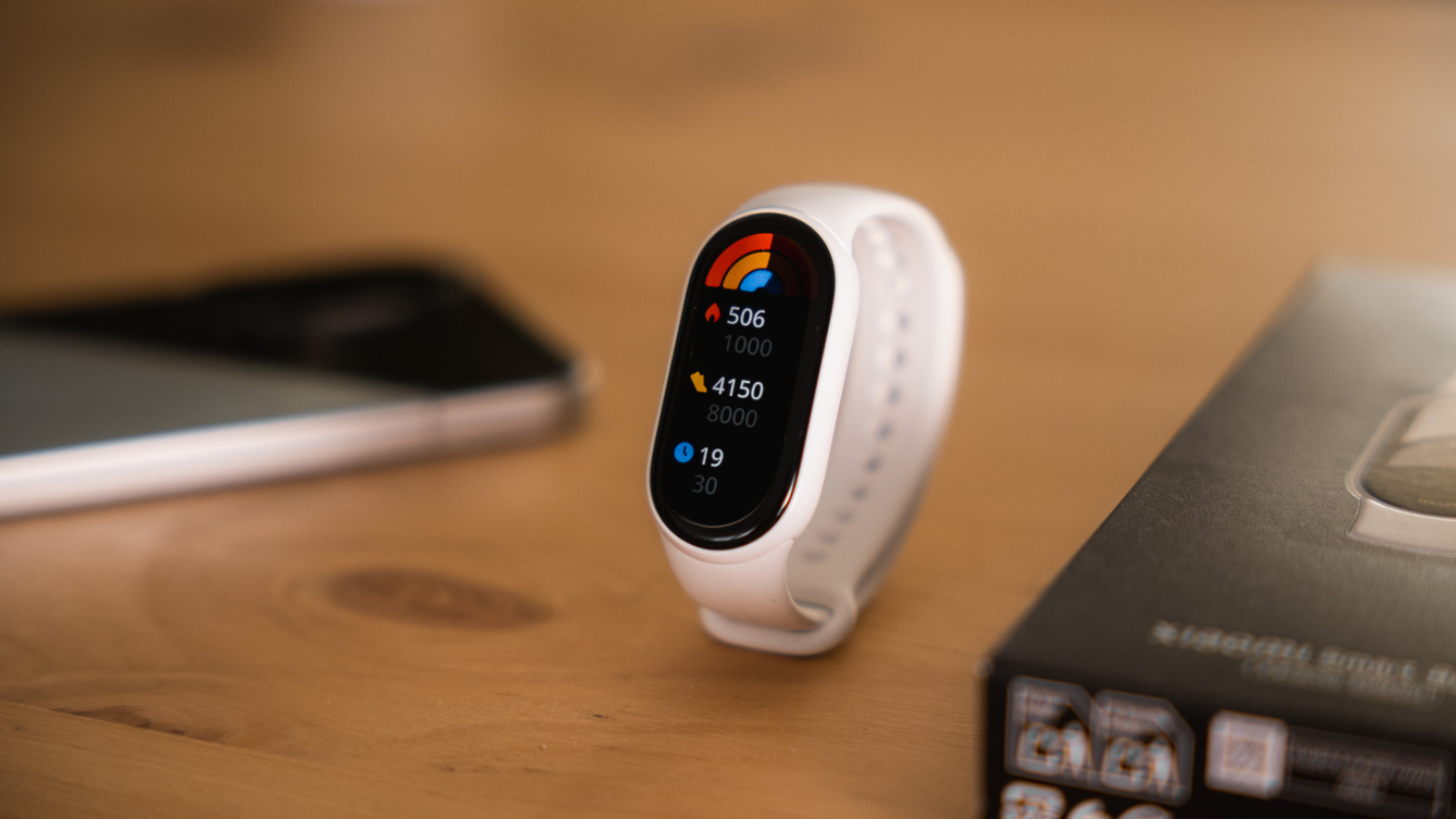 5 raisons d'acheter la Xiaomi Smart Band 10… et une seule de ne pas le faire 2 Xiaomi Smart Band 10 sur la table