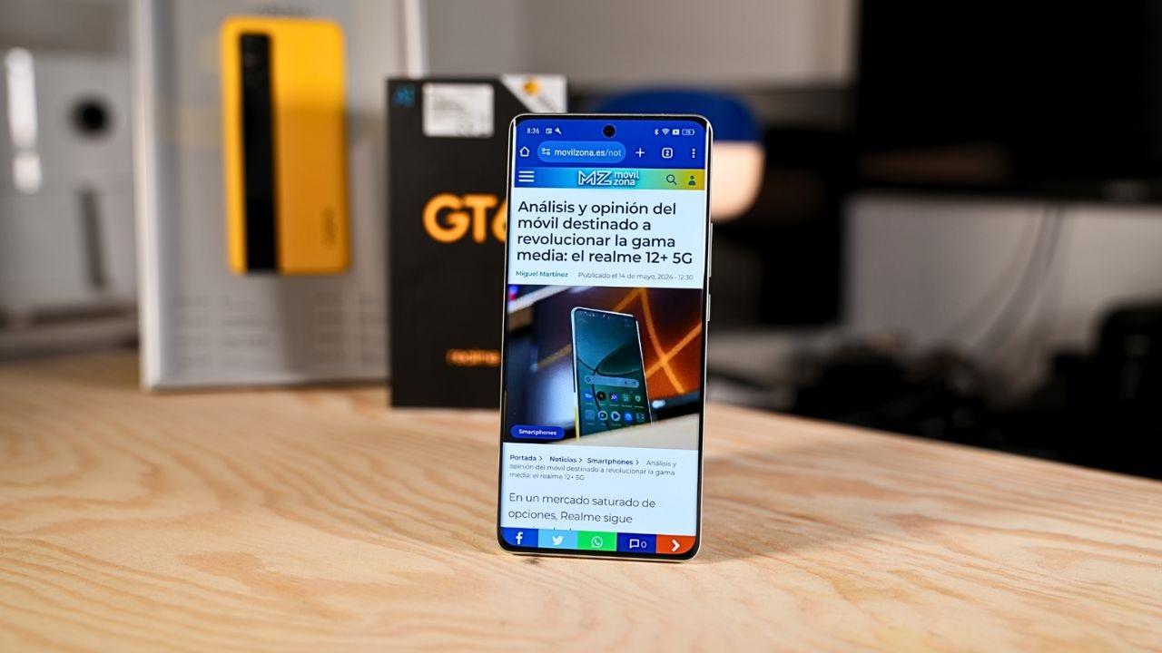 5 téléphones avec beaucoup de luminosité : ils sont beaux même en août à 15 heures 2 realme gt 6 avec MovilZona sur l'écran