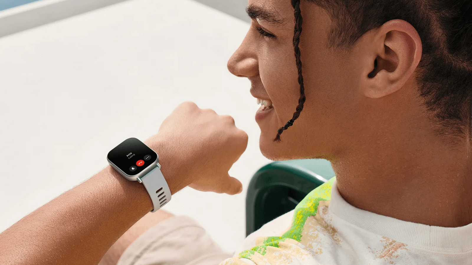 Les appels commerciaux frauduleux sont-ils terminés ? Voici ce que dit la nouvelle loi 2 Chico répondant à un appel sur le Redmi Watch 5 Active