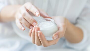 Ce soin naturel estompe les rides et les pattes d'oie, tout en sublimant le tonus et l'élasticité de votre peau 10 Image