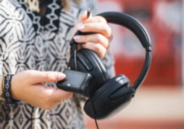 Ces écouteurs JBL bloquent plus que le bruit et ont un atout qui les rend parfaits pour voyager