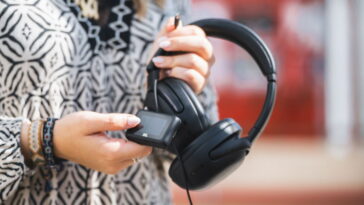 Ces écouteurs JBL éliminent le bruit et possèdent un atout idéal pour vos voyages 26 Ces écouteurs JBL bloquent plus que le bruit et ont un atout qui les rend parfaits pour voyager