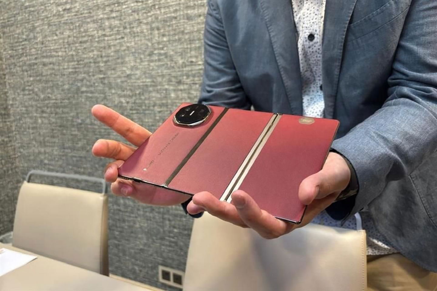 Un design pliable avec trois écrans et des améliorations remarquables