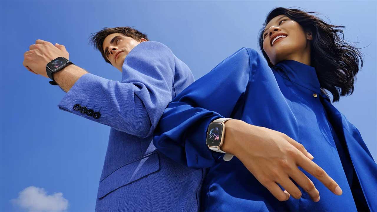 Amazfit GTS 3 en main avec des personnes en bleu