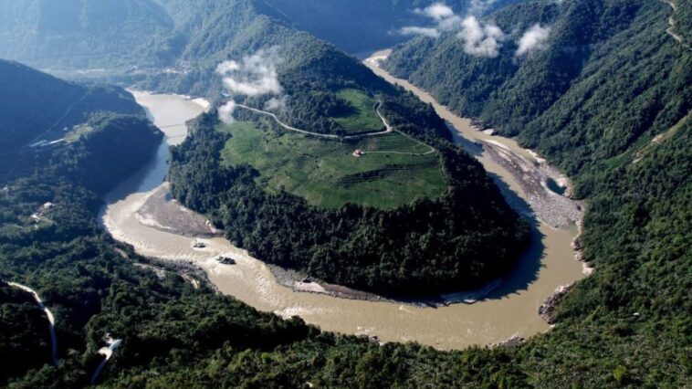 Le côté caché de la plus grande centrale hydroélectrique au monde : "Elle pourrait devenir une menace" 1 Un tronçon du fleuve Yarlung Tsangpo au Tibet, sur lequel la Chine construira la plus grande centrale hydroélectrique du monde. Crédit : Getty
