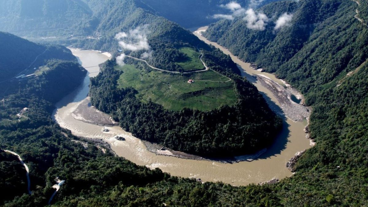 Le côté caché de la plus grande centrale hydroélectrique au monde : "Elle pourrait devenir une menace" 2 Un tronçon du fleuve Yarlung Tsangpo au Tibet, sur lequel la Chine construira la plus grande centrale hydroélectrique du monde. Crédit : Getty