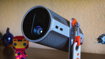 Le projecteur portable recommandé après l'avoir testé : qualité d'image, Google TV et bonne autonomie