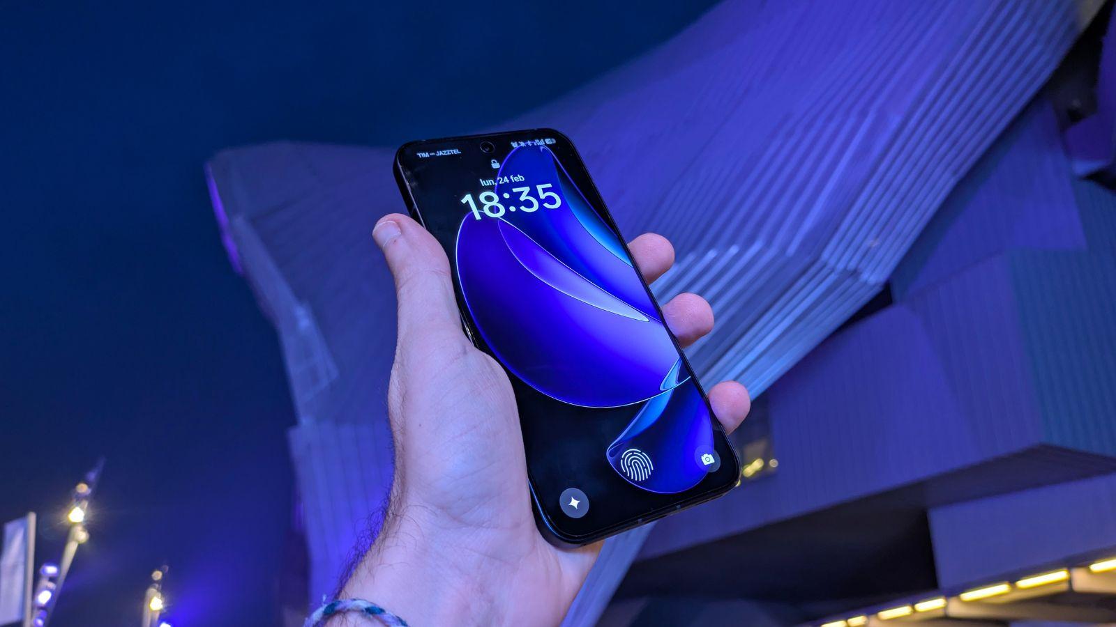 Les concurrents du realme GT 7 ne lui laissent pas de répit 5 Oppo Reno 13 5G en main