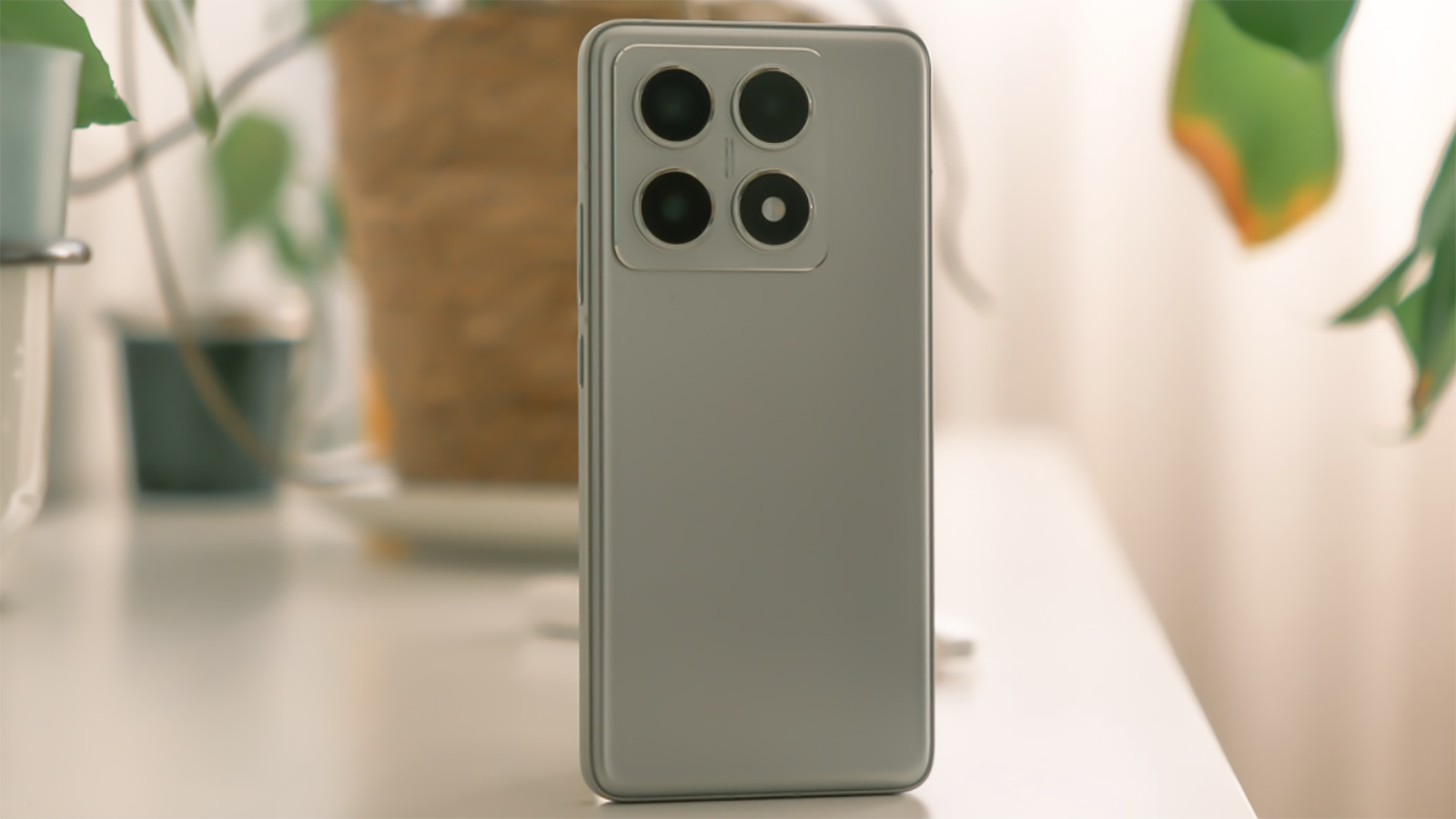 Les concurrents du realme GT 7 ne lui laissent pas de répit 2 Xiaomi 14T Pro