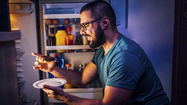 Manger ces aliments avant de dormir est lié aux cauchemars et aux nuits agitées, selon une étude 1 Image