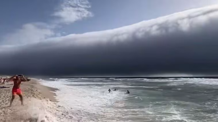 Nuage en rouleau au Portugal : qu'est-ce que cette formation apparue sur la côte ? "On aurait dit un tsunami" 1 La roll cloud che si è formata in Portogallo, lungo la costa nord–atlantica tra Figueira da Foz ed Esposente / Credit: Facebook/MeteoTrasOsMontes