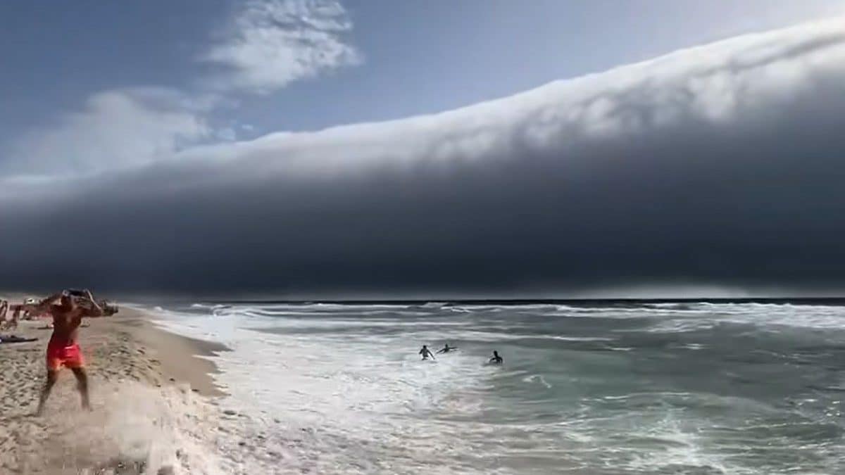 La roll cloud che si è formata in Portogallo, lungo la costa nord–atlantica tra Figueira da Foz ed Esposente / Credit: Facebook/MeteoTrasOsMontes