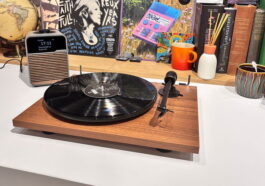 Oui, vous pouvez avoir votre platine connectée par Bluetooth et non, personne ne vous jugera (bon, moi un peu oui)