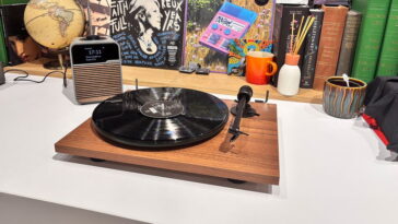 Oui, vous pouvez avoir votre platine connectée par Bluetooth et non, personne ne vous jugera (bon, moi un peu oui)