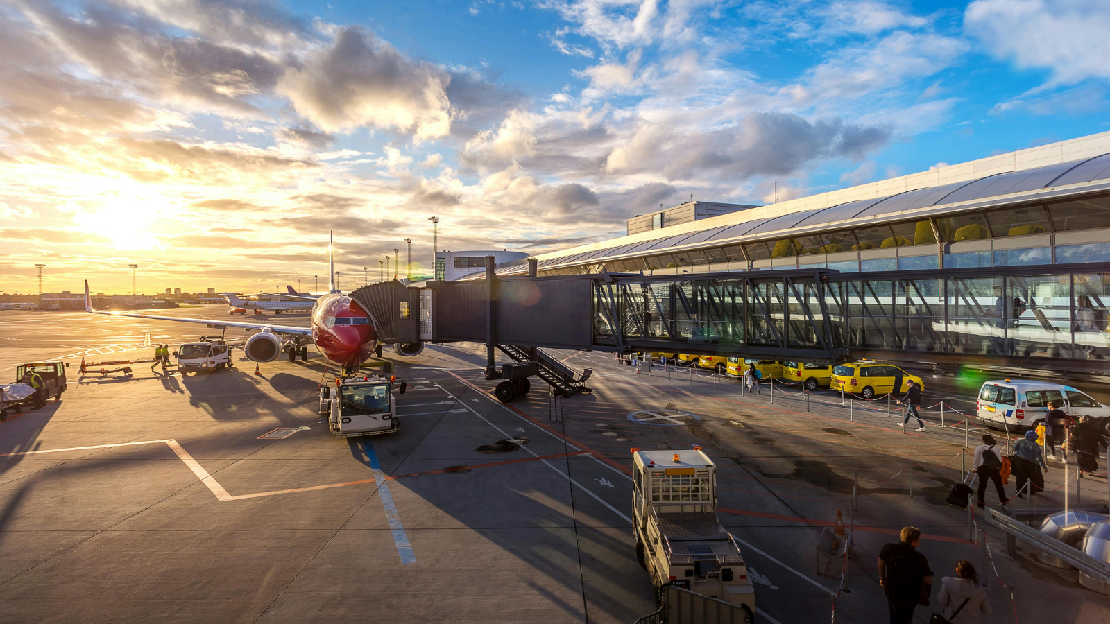 Préparez vos vacances : les démarches indispensables avant de partir ! 2 Aéroport au coucher du soleil