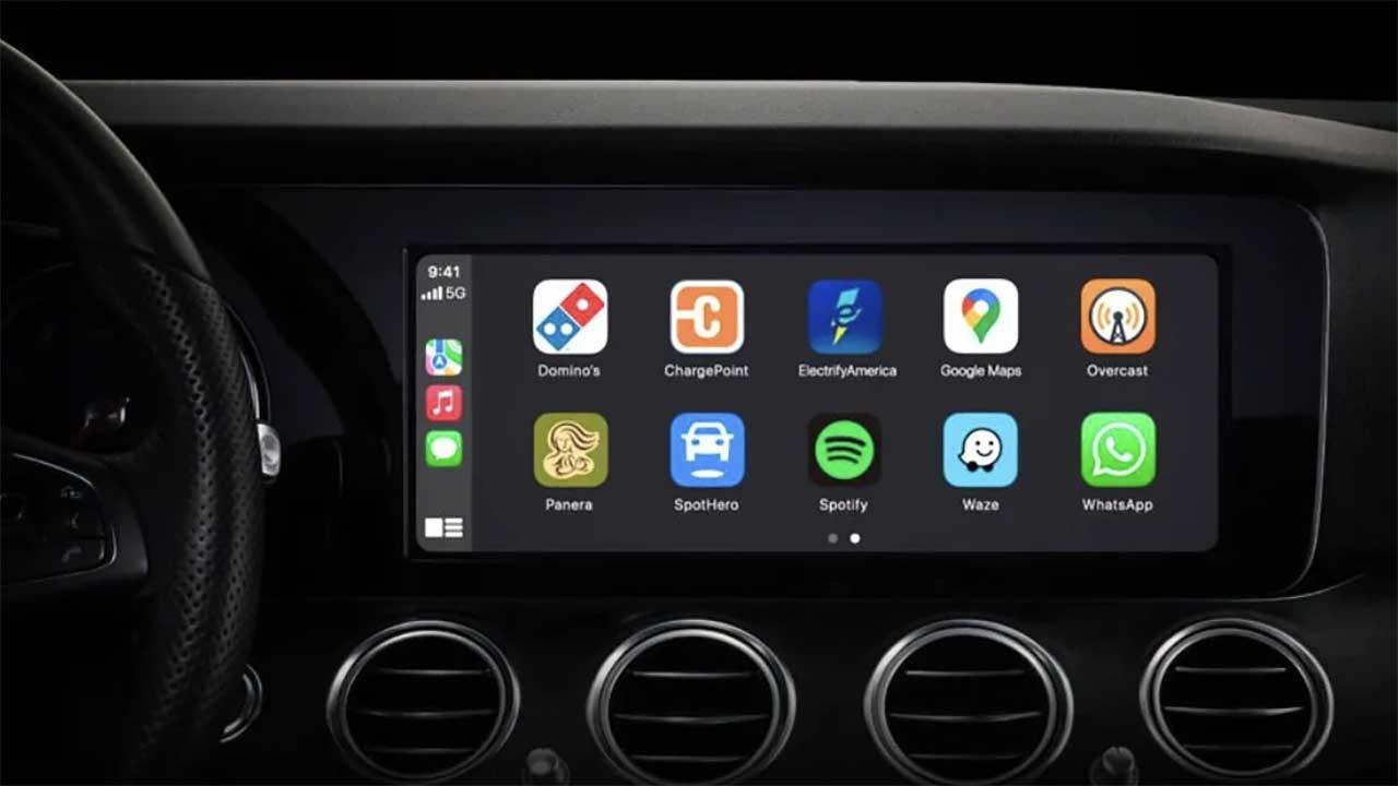 Problèmes de navigation : Ne mettez pas à jour Google Maps sur iPhone ! 2 Interface principale de Apple CarPlay dans un véhicule.