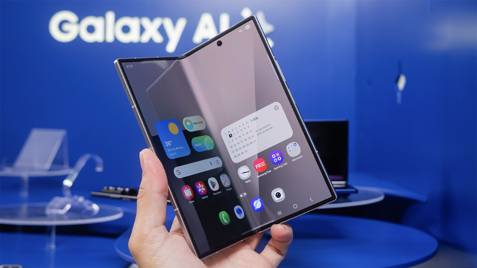 Galaxy Z Fold7 avec Galaxy AI en arrière-plan.