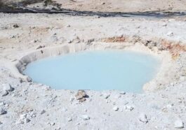 Un nouveau cratère a émergé à Yellowstone dans des circonstances mystérieuses : un avertissement pour les visiteurs 18 Le nouveau trou formé au Parc de Yellowstone. Crédit : US Geological Survey / Mike Poland