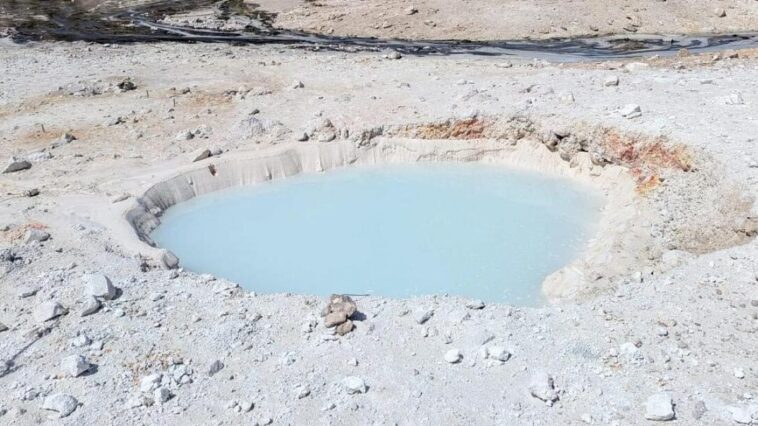 Un nouveau cratère a émergé à Yellowstone dans des circonstances mystérieuses : un avertissement pour les visiteurs 1 Le nouveau trou formé au Parc de Yellowstone. Crédit : US Geological Survey / Mike Poland