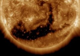 Le curieux trou coronal qui ressemble à un embryon couché sur le dos. Crédit : NASA/SDO