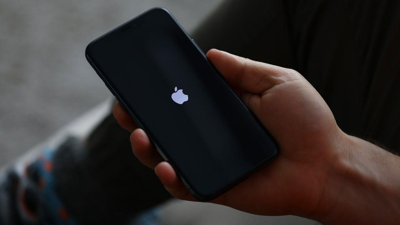 Votre iPhone s'éteint ou redémarre tout seul ? Voici comment le réparer 2 iphone éteint allumage écran apple