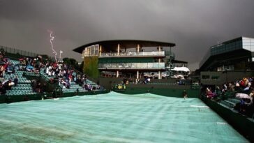 Wimbledon : Pourquoi et quand un match de tennis est-il interrompu à cause des éclairs ? Découvrez la règle de l'ITF 28 Un match du tournoi de Wimbledon (2007) suspendu à cause de la foudre