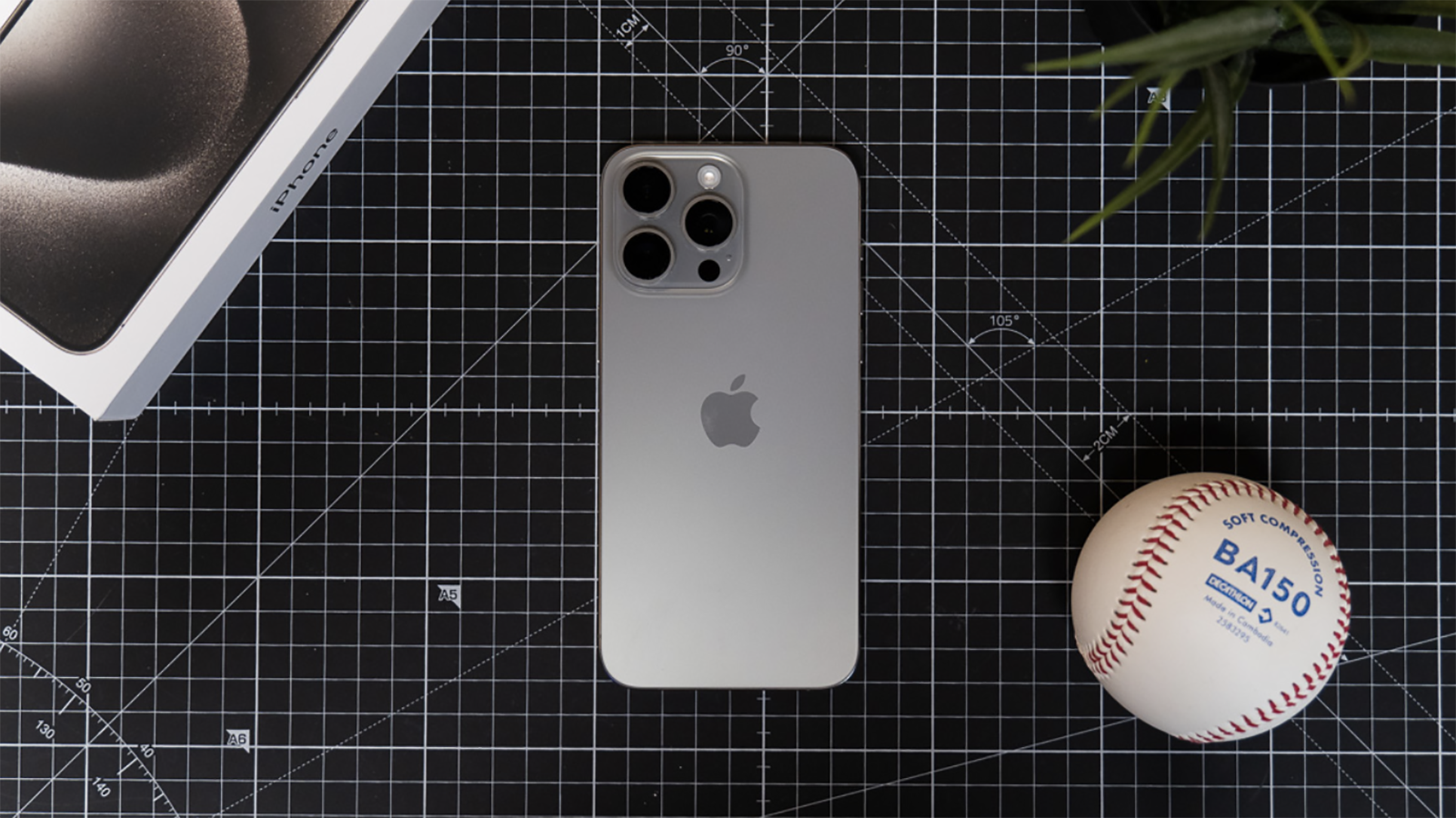 Ne laissez pas votre iPhone devenir un four : que faire s'il chauffe trop 3 iPhone 15 Pro avec balle de baseball