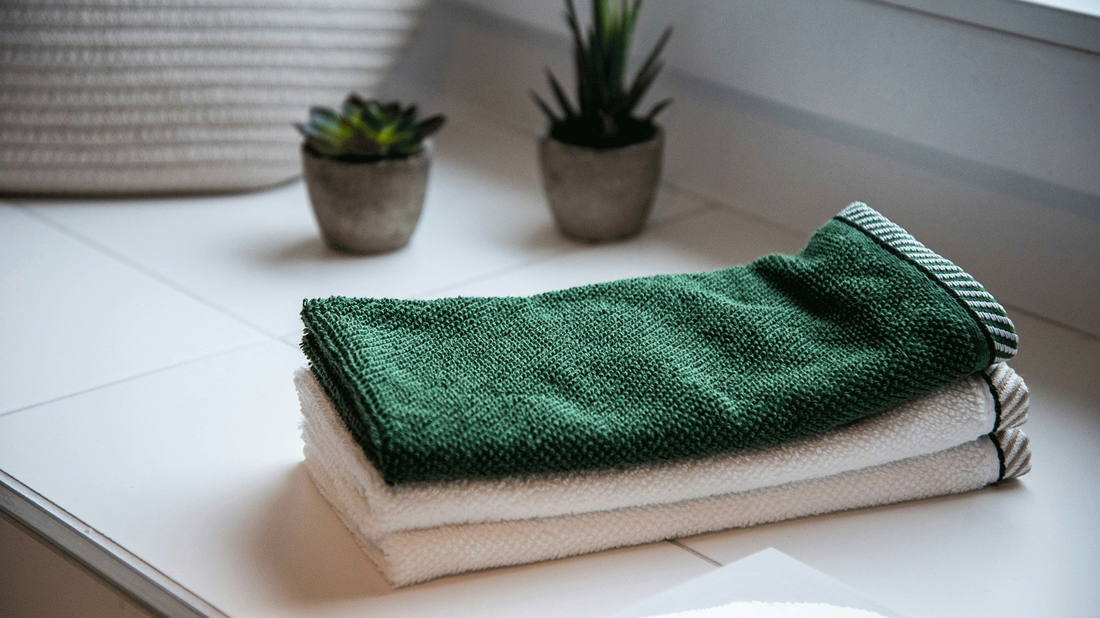 J'ai demandé à ChatGPT comment survivre à la vague de chaleur sans climatisation et voici ses solutions maison 3 serviettes sur une table