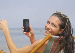 En été, voir l'écran du mobile est devenu (presque) une mission impossible à cause du soleil