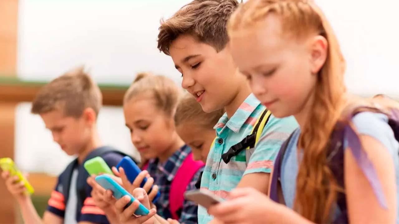 Ce ne sont pas des jouets : Les dangers que présentent les téléphones pour les enfants de moins de 13 ans 4 enfants avec mobiles