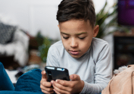 Ce ne sont pas des jouets : Les dangers que présentent les téléphones pour les enfants de moins de 13 ans