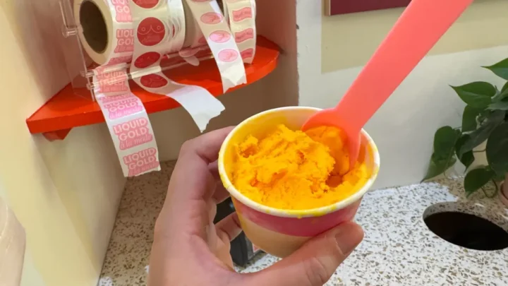Cette glace au "lait maternel" fait sensation et s'épuise en quelques heures 3 Image de la crème glacée contenant 'lait maternel'