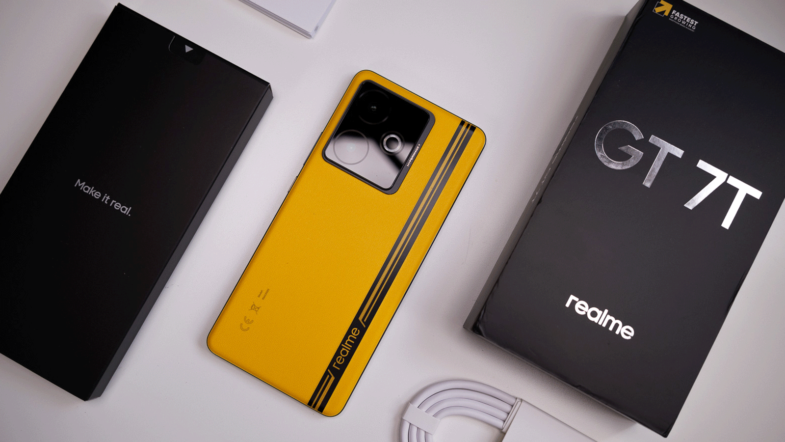 realme GT 7T avec box, câble et chargeur