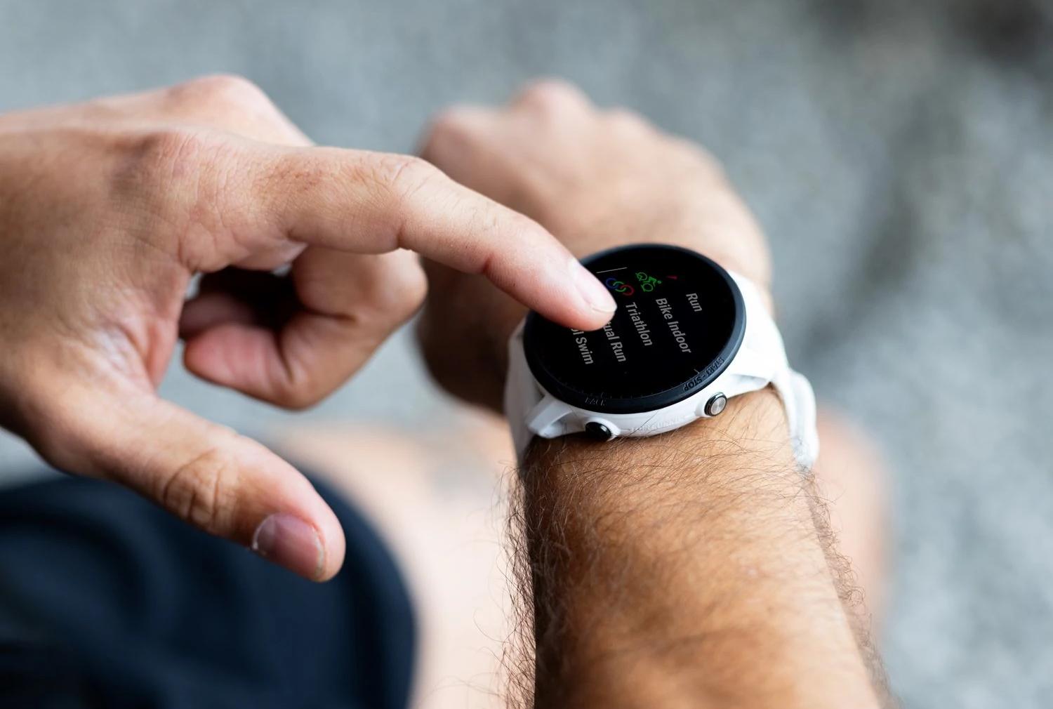 Aimes-tu faire de la randonnée ? Ces montres Garmin pour sportifs élèvent tes itinéraires à un autre niveau 5 Garmin Forerunner 955 Solar