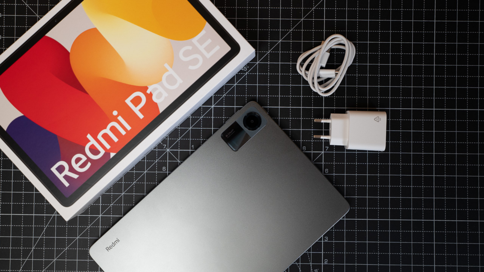 Les meilleurs chargeurs de 45W : ils seront utiles pour votre smartphone d'aujourd'hui et ceux de demain 3 Redmi Pad SE dans sa boîte avec câble de chargement