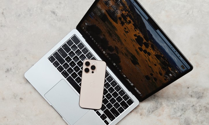 macOS 26 Tahoe : tout ce qu'il faut savoir pour en profiter pleinement 3 iPhone sur un MacBook Air.