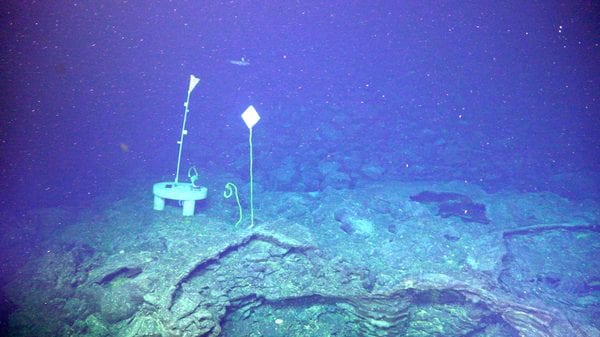 Le volcan sous-marin Axial face aux États-Unis prêt à entrer en éruption : que se passe-t-il ? 3 Les instruments qui surveillent l'Axial Seamount. Crédit : USGS