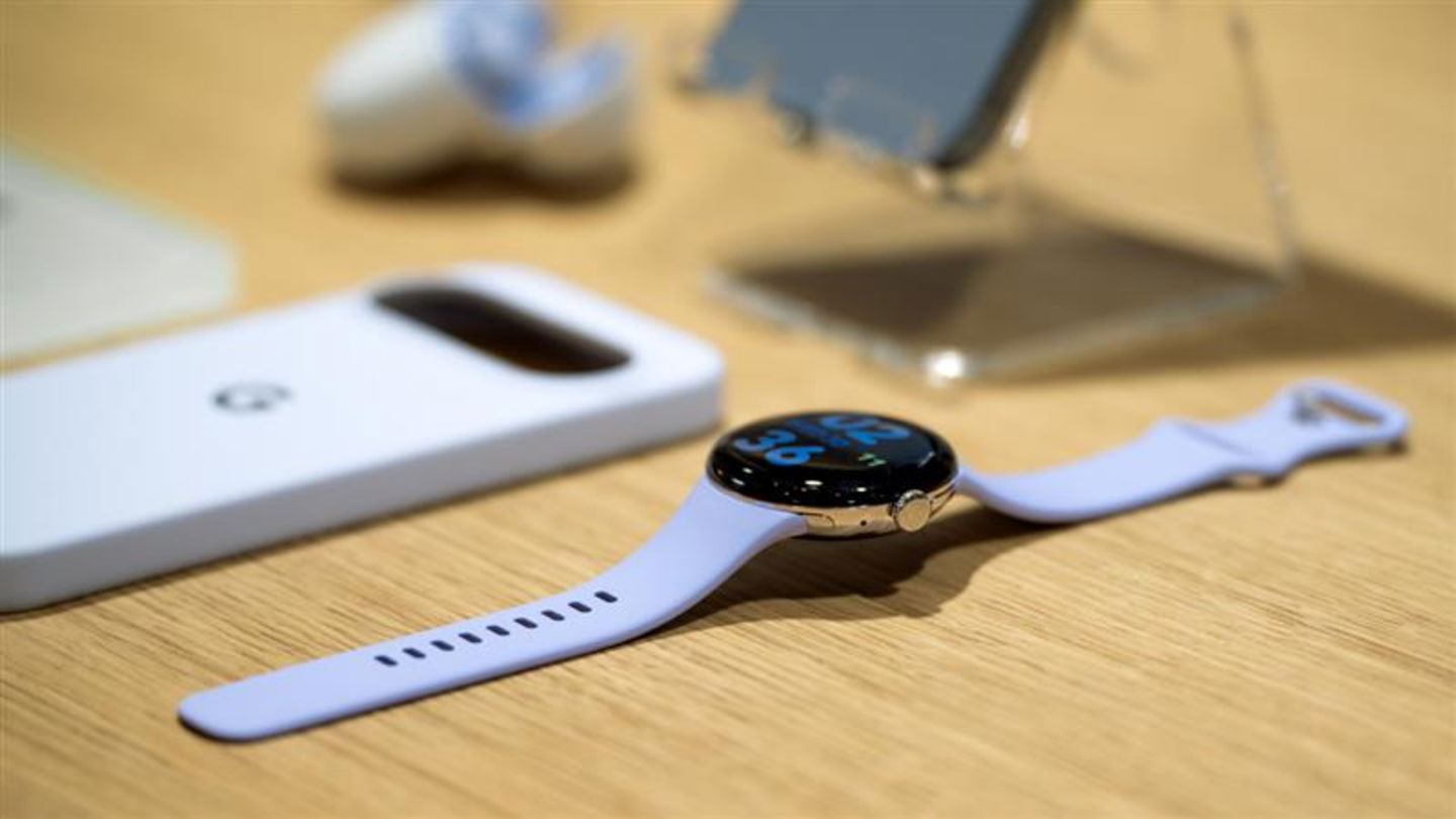 Google présente officiellement la Pixel Watch 4 avec batterie améliorée et charge latérale