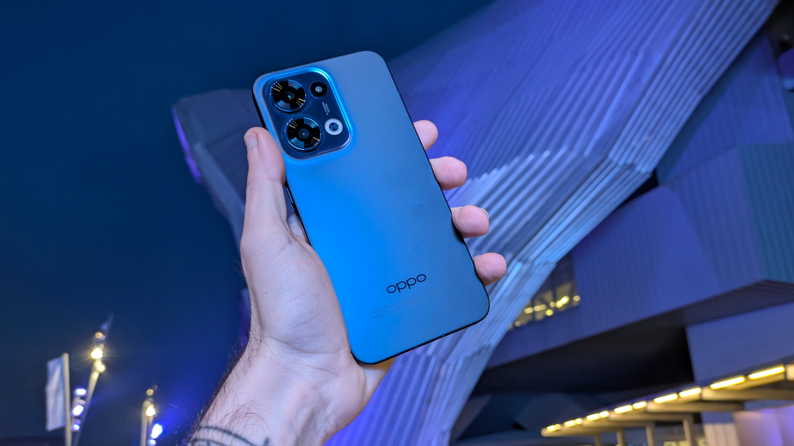 Comment est-il possible que les téléphones portables soient de plus en plus petits tout en ayant des batteries de plus en plus grandes 3 Partie arrière de l'OPPO Reno13