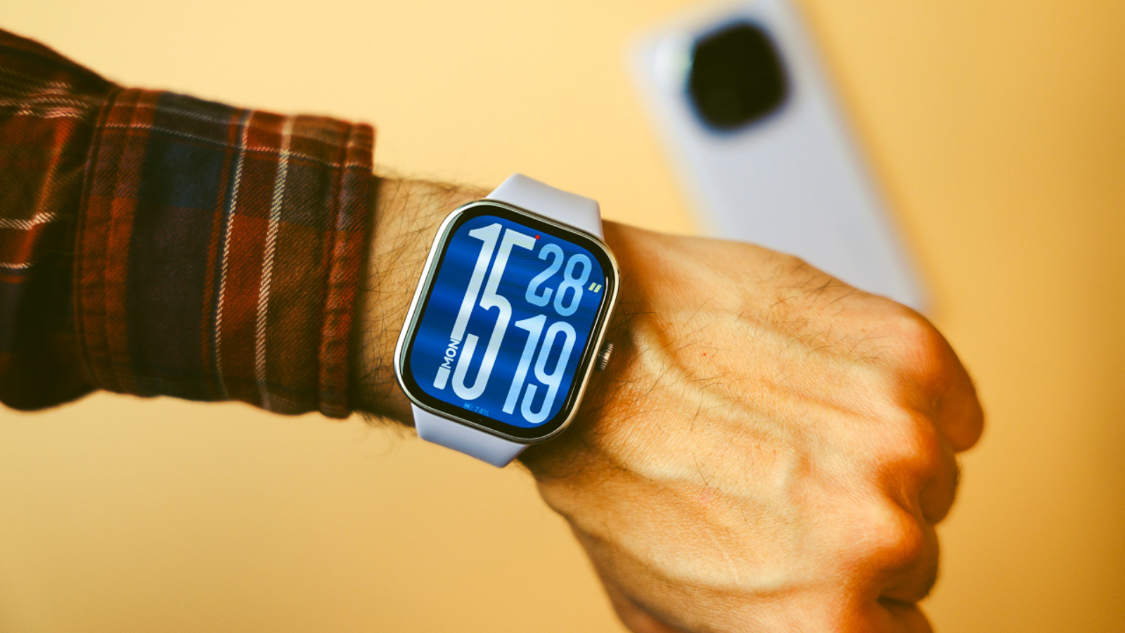Redmi Watch 5 : la montre qui écrase tous ses rivales 3 redmi watch 5 mano movil detras