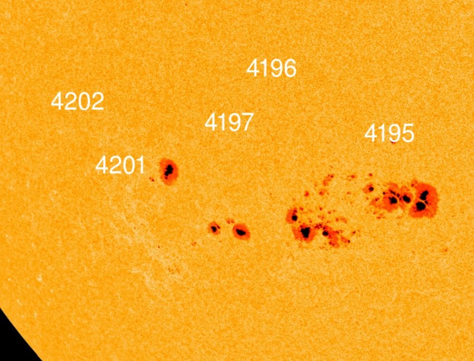 Un immense et redoutable groupe de taches solaires apparaît sur le Soleil : face à la Terre, quels dangers nous guettent ? 4 Les taches solaires dirigées vers la Terre. Crédit: Spaceweather.com