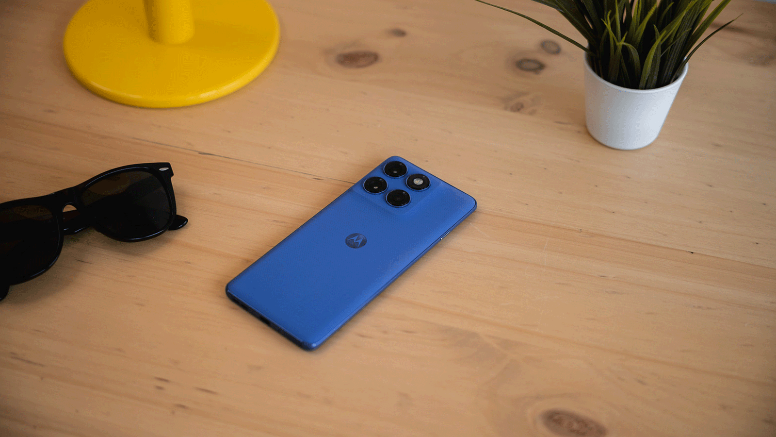 Si vous aimez les Google Pixel, cette alternative très similaire va vous surprendre 2 Arrière du Motorola Edge 60